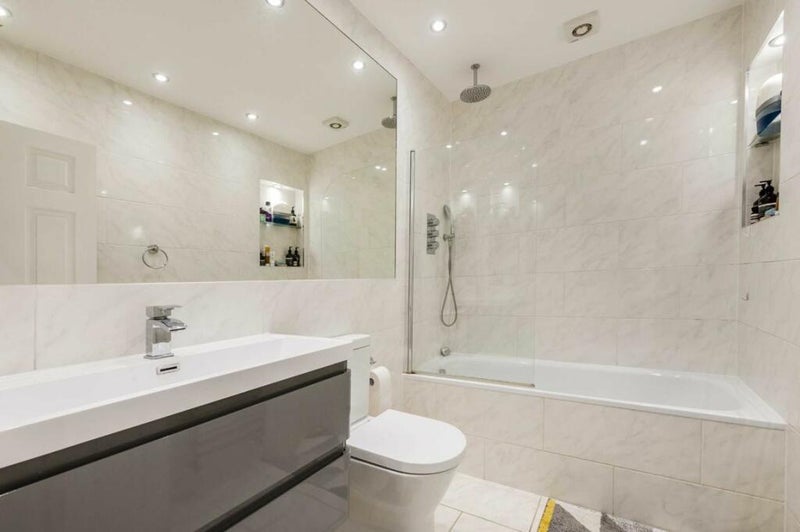 Room Coverton Road in Greater London