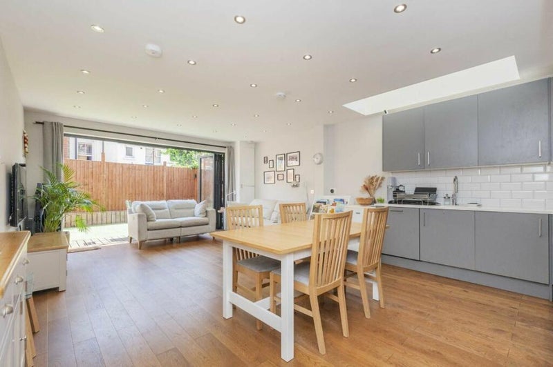 Room Coverton Road in Greater London
