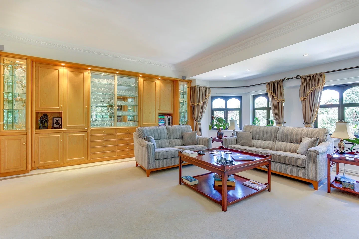 Flat Pine Close in Greater London