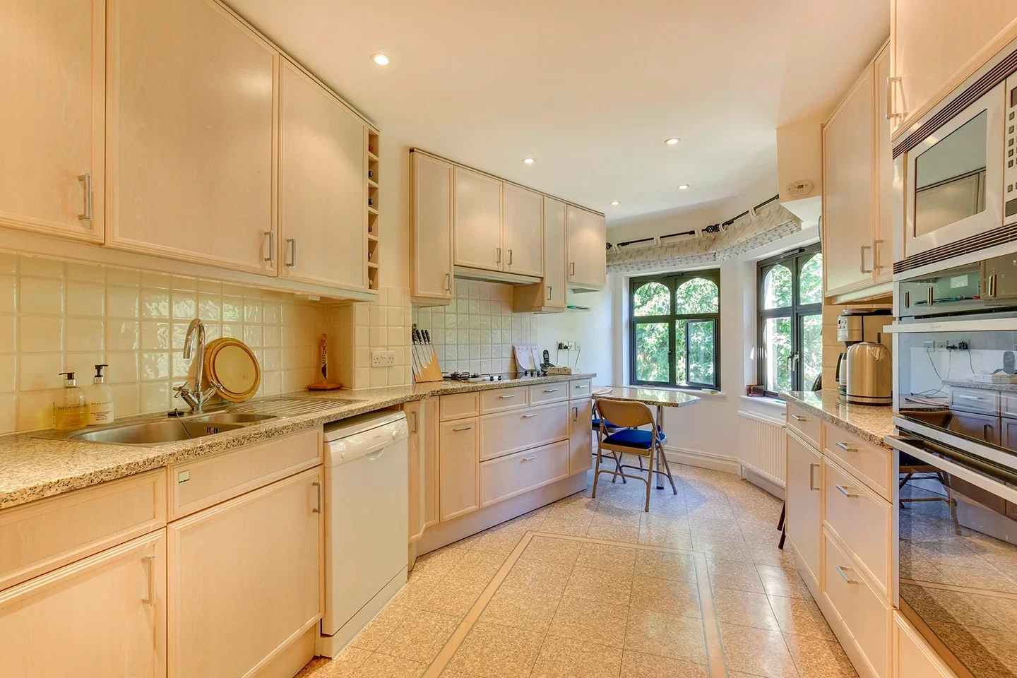 Flat Pine Close in Greater London