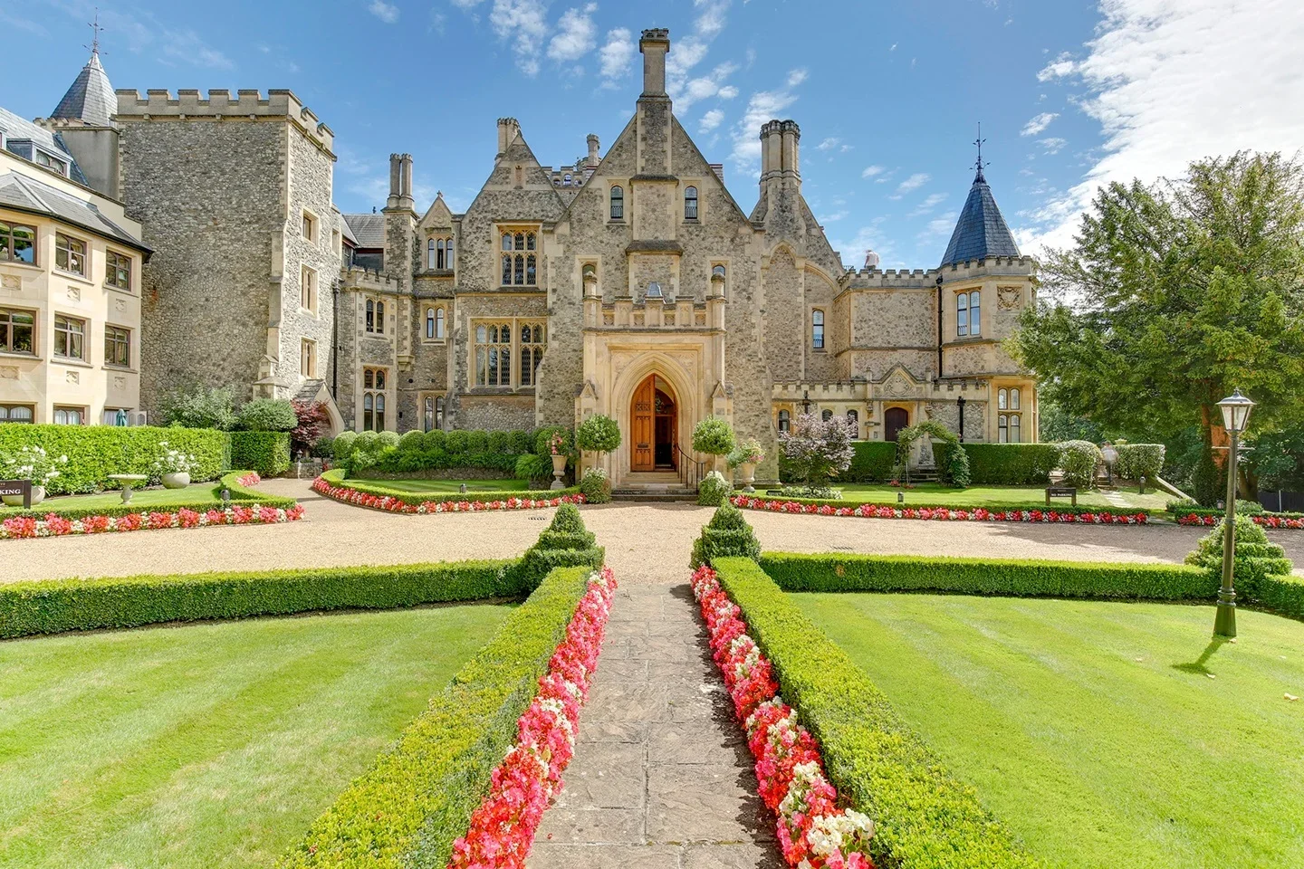 Flat Pine Close in Greater London