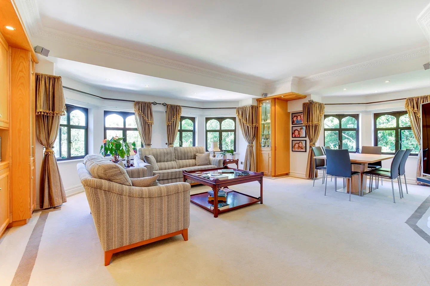 Flat Pine Close in Greater London