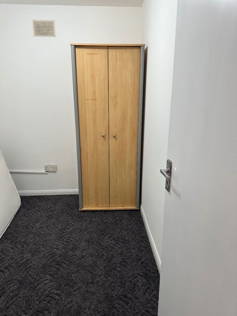 Flat Ashford Road in Greater London