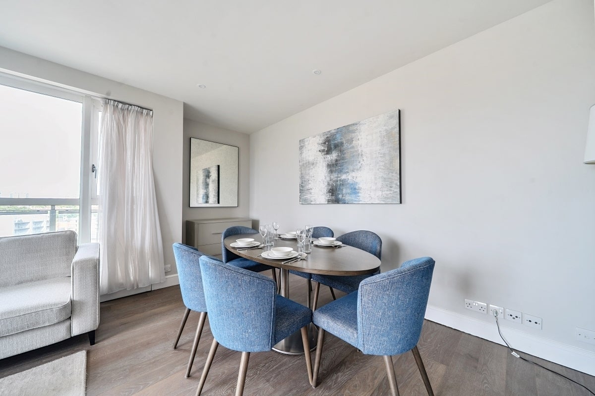 Flat Westferry Circus in Greater London