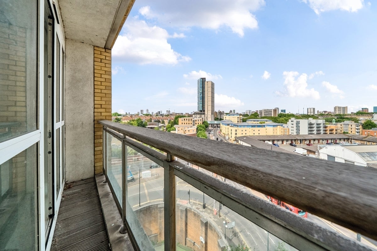 Flat Westferry Circus in Greater London
