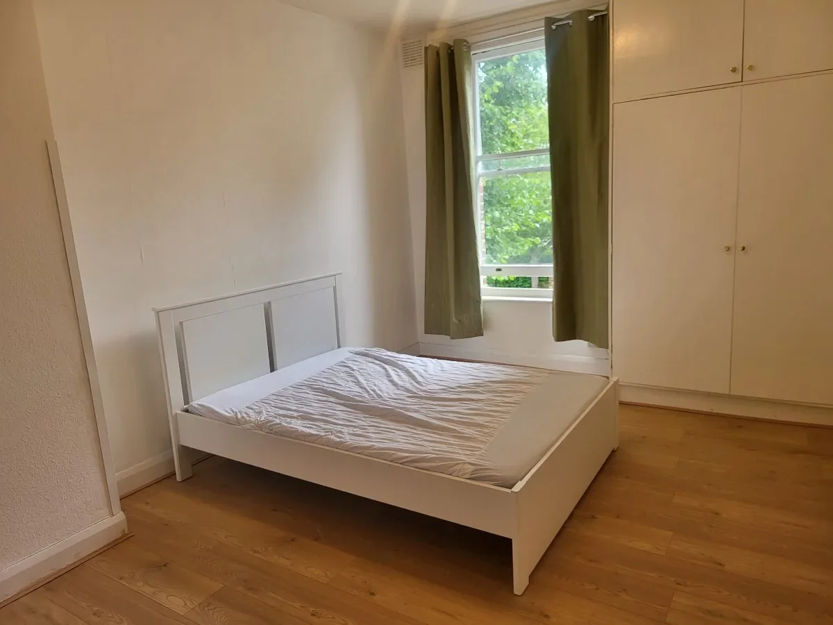 Flat Leopold Road in Greater London
