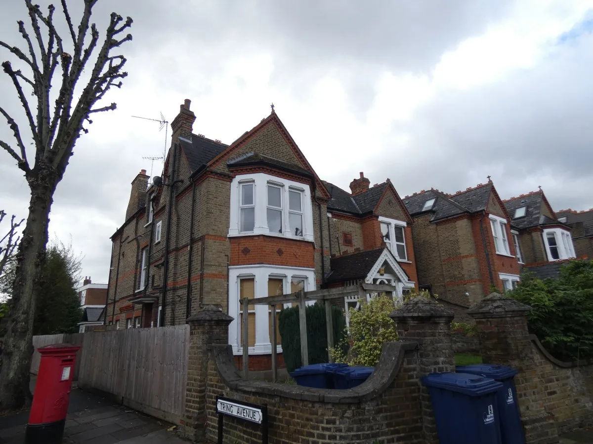 Flat Leopold Road in Greater London