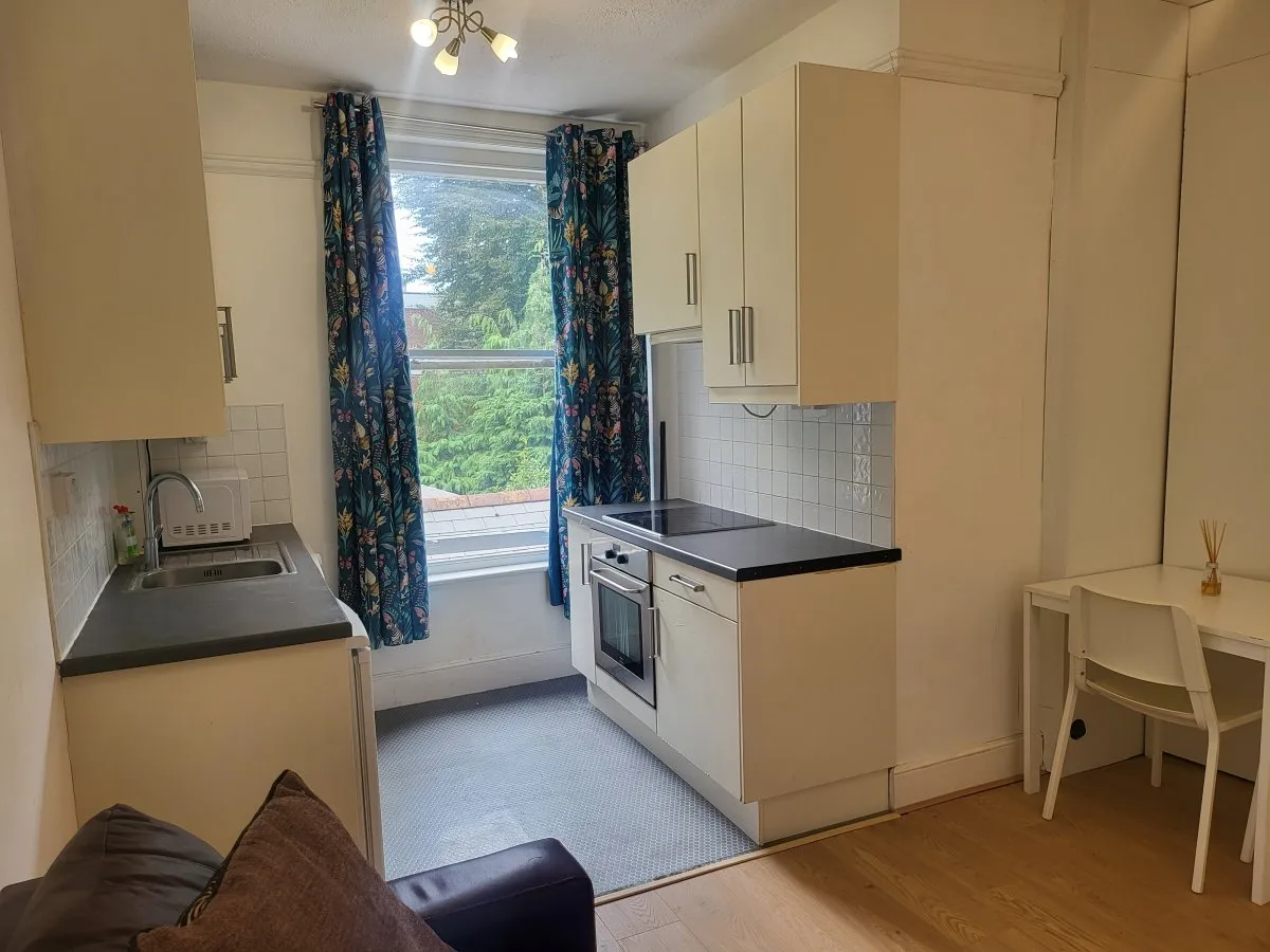 Flat Leopold Road in Greater London