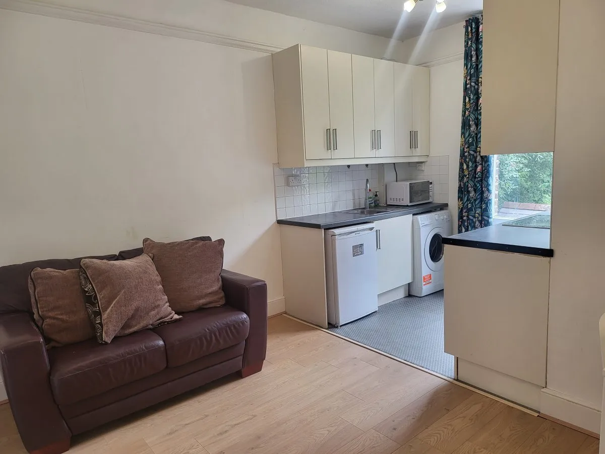 Flat Leopold Road in Greater London