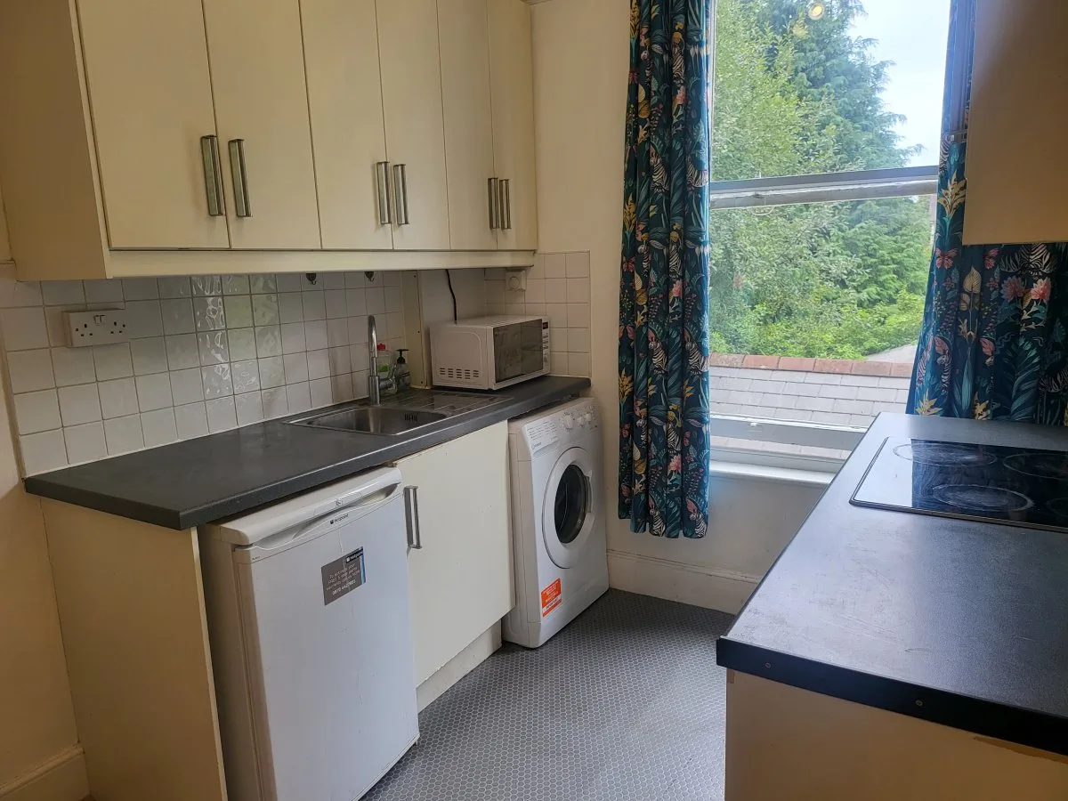 Flat Leopold Road in Greater London