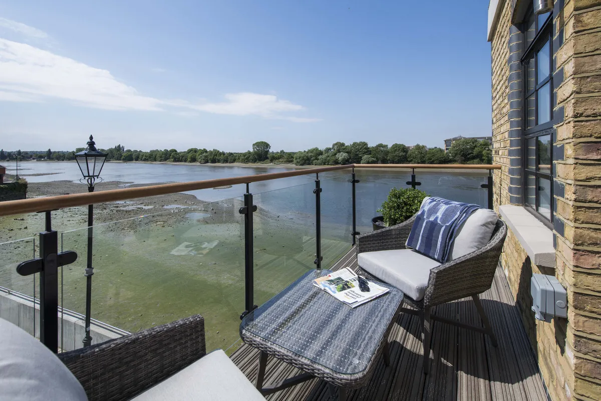 Flat Crabtree Lane in Greater London