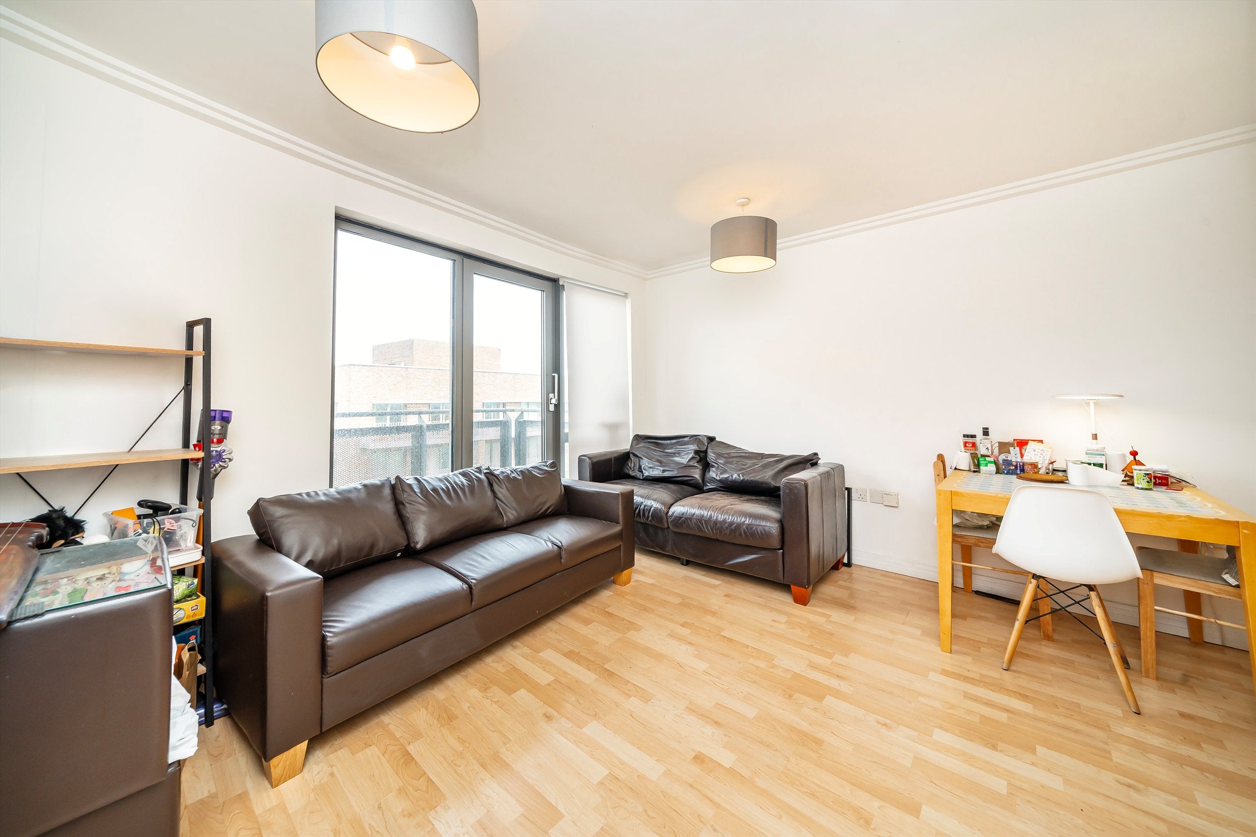 Flat Victoria Road in Greater London