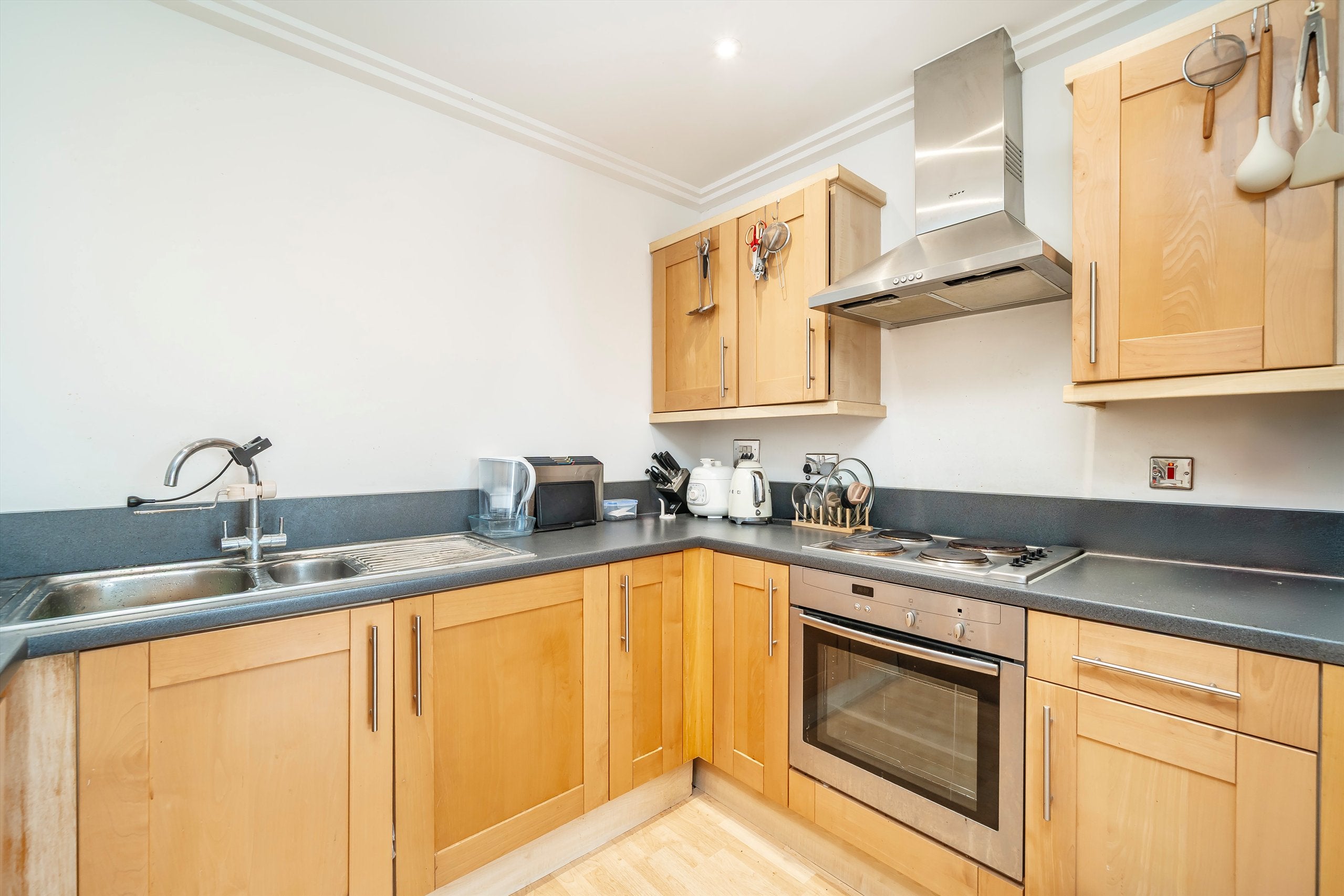 Flat Victoria Road in Greater London