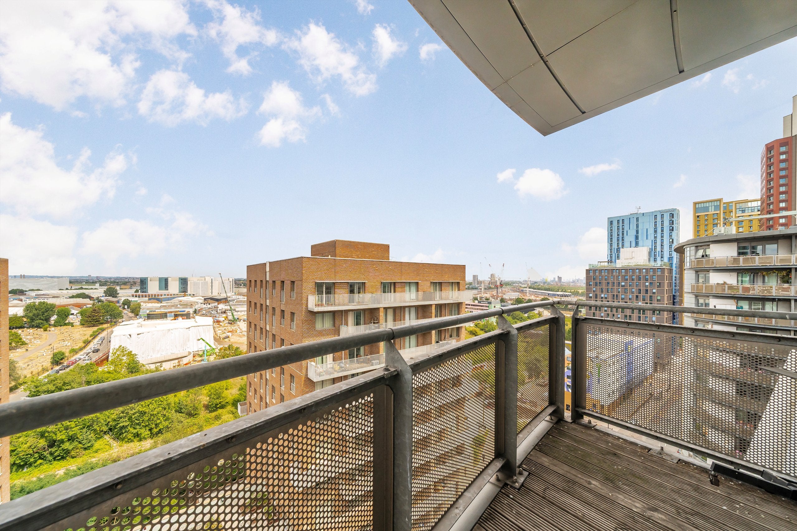 Flat Victoria Road in Greater London