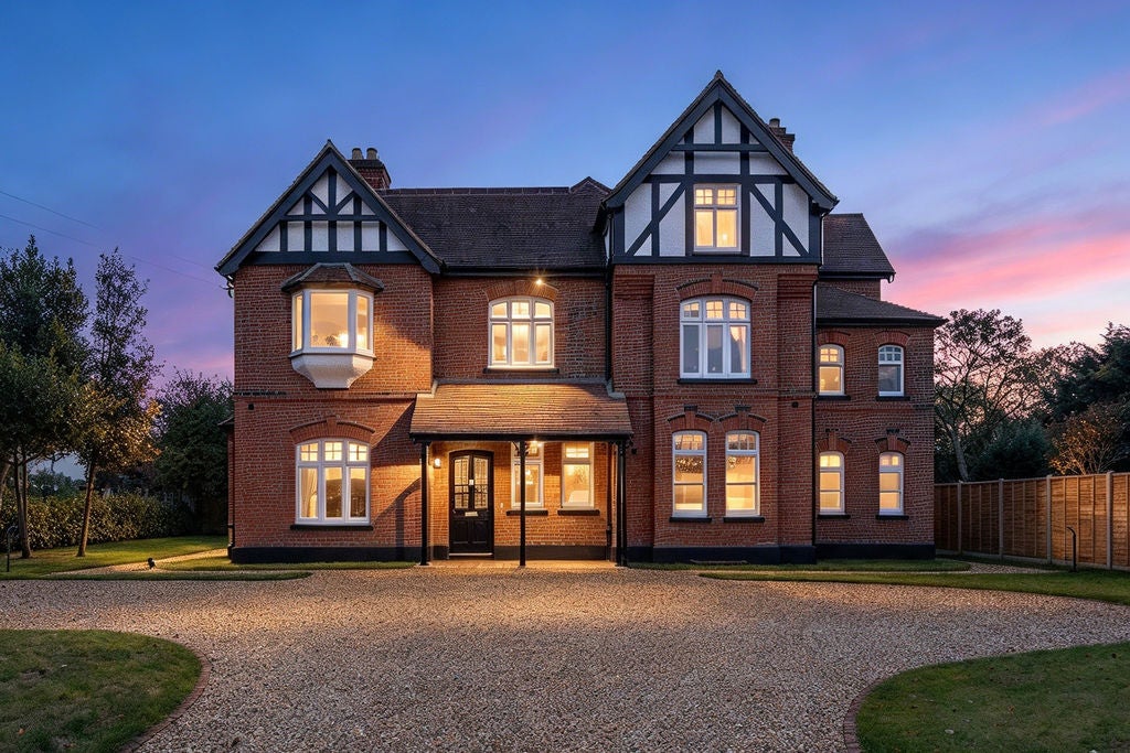 House Beauchamp Road in Elmbridge