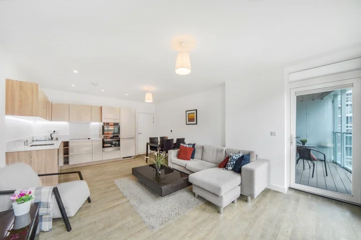 Flat Cable Walk in Greater London