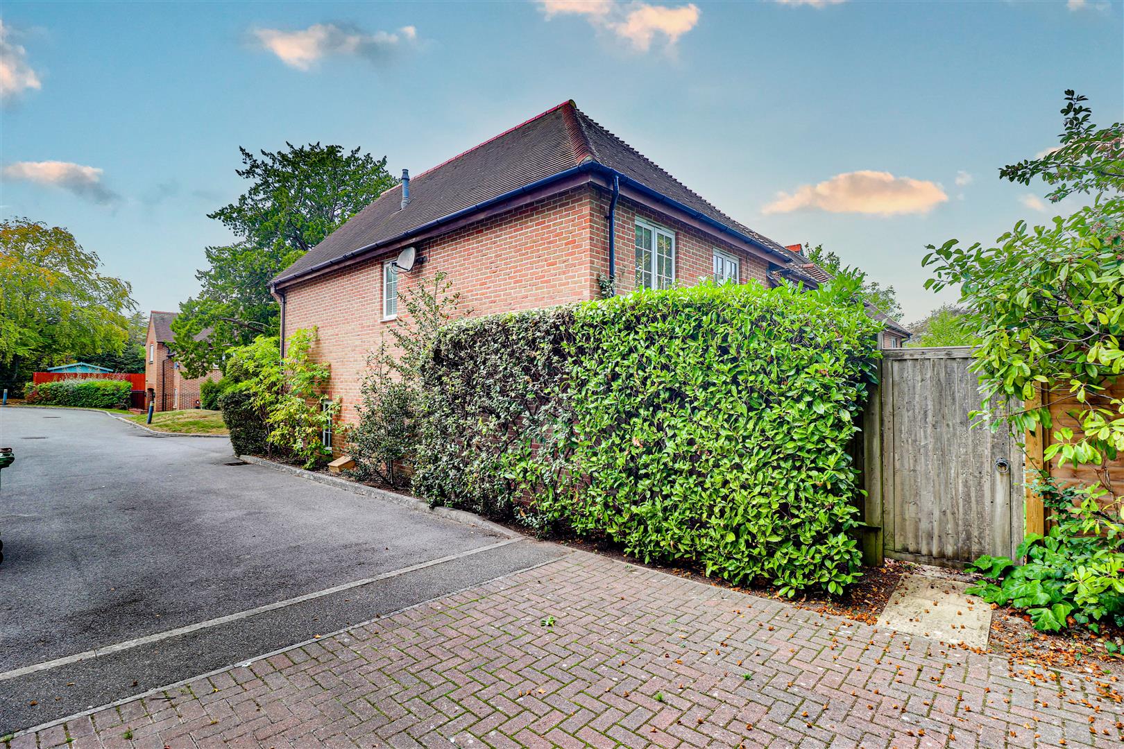 House Kyngeshene Gardens in Guildford