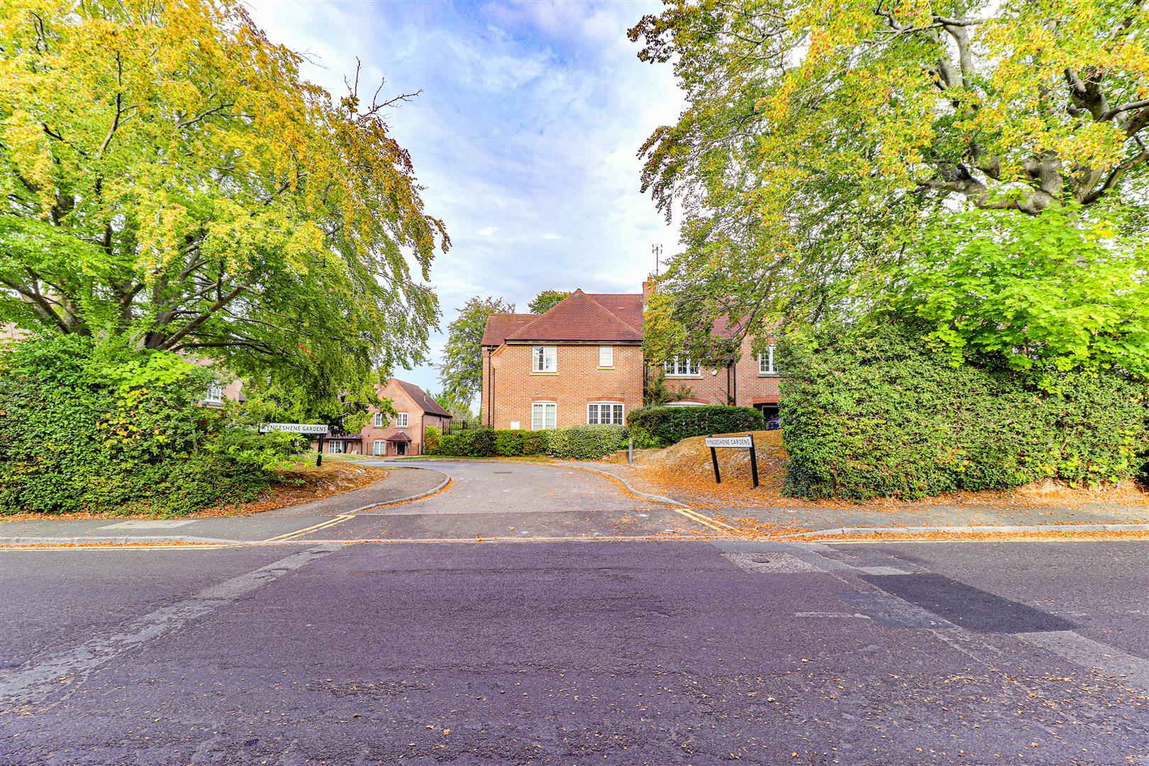 House Kyngeshene Gardens in Guildford