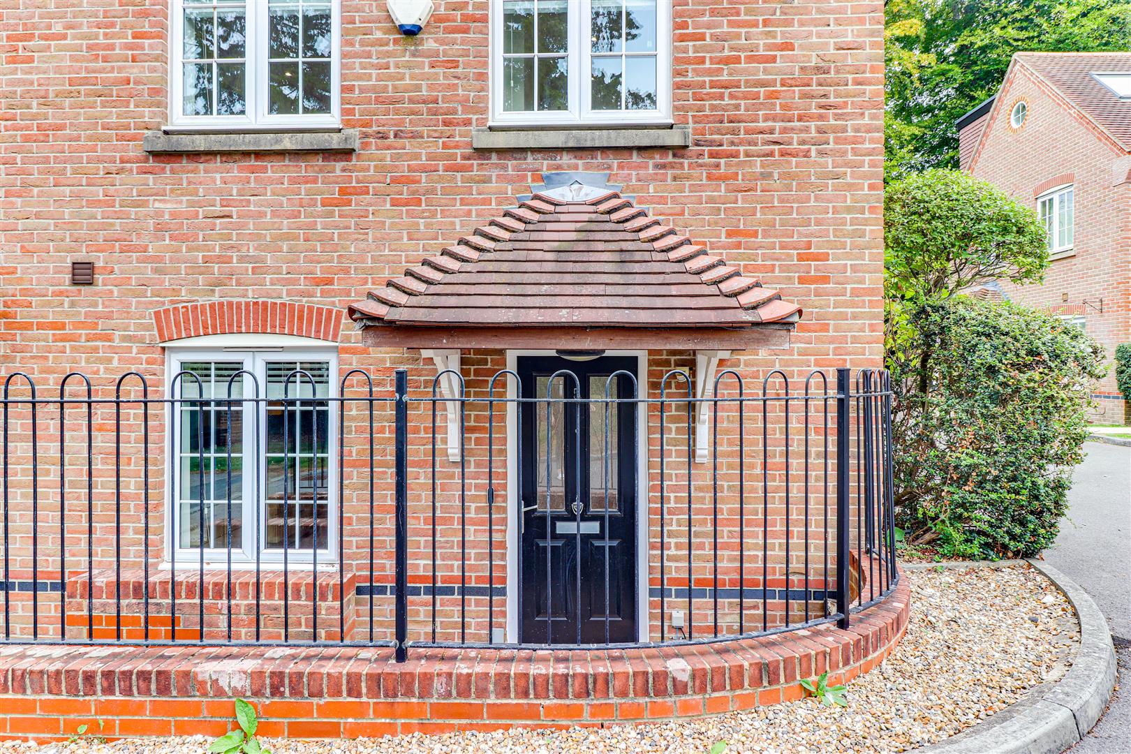 House Kyngeshene Gardens in Guildford