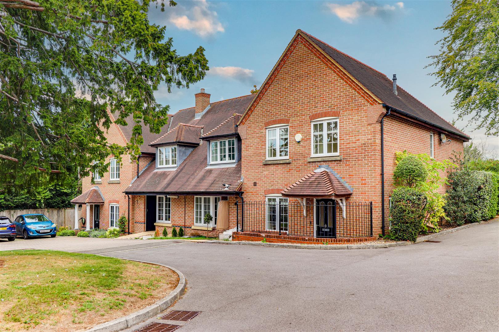 House Kyngeshene Gardens in Guildford
