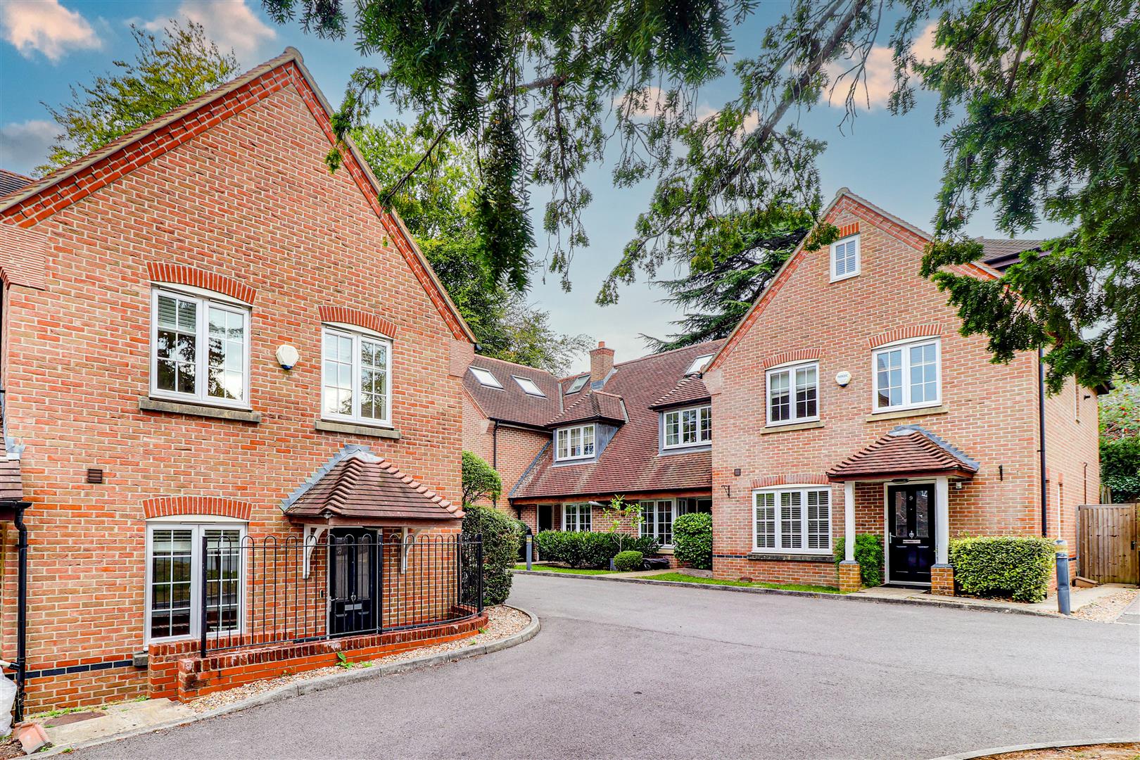 House Kyngeshene Gardens in Guildford