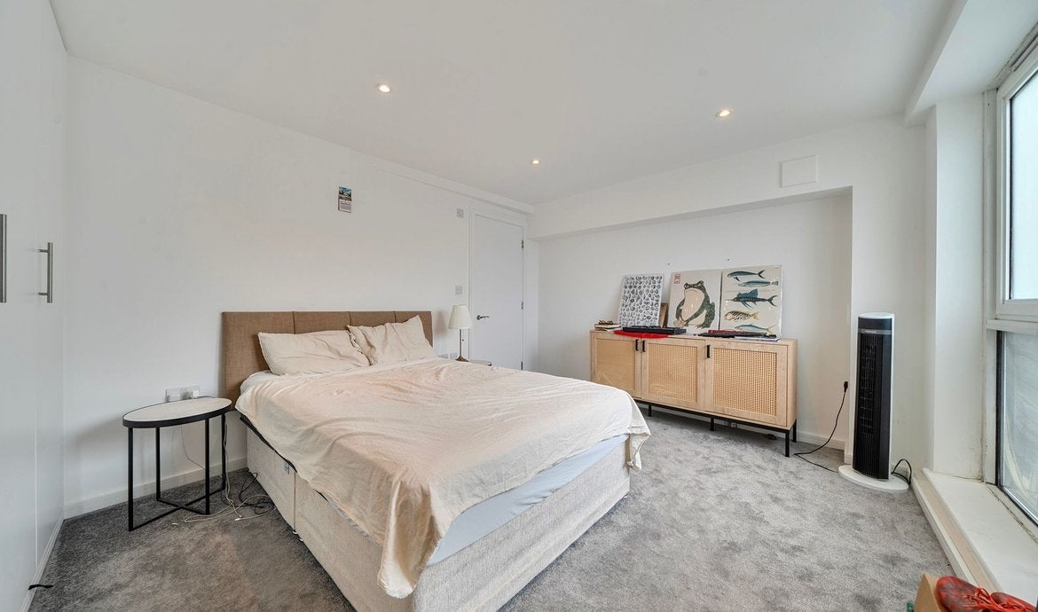 Flat Tooley Street in Greater London