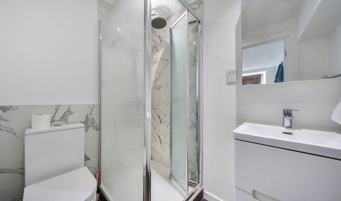 Flat Tooley Street in Greater London
