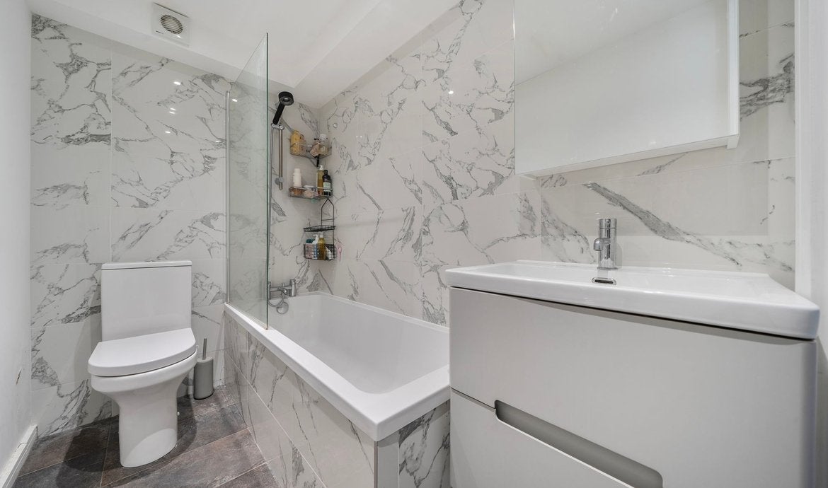 Flat Tooley Street in Greater London