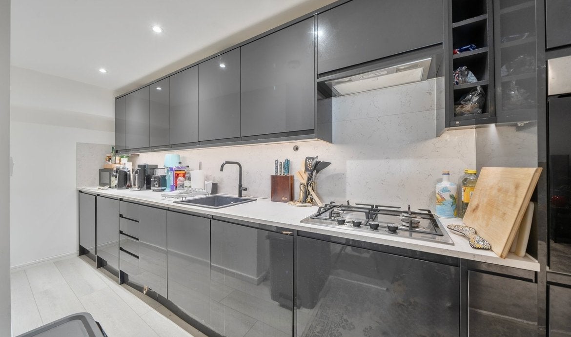 Flat Tooley Street in Greater London