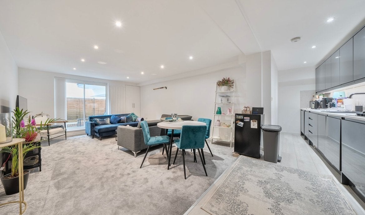 Flat Tooley Street in Greater London