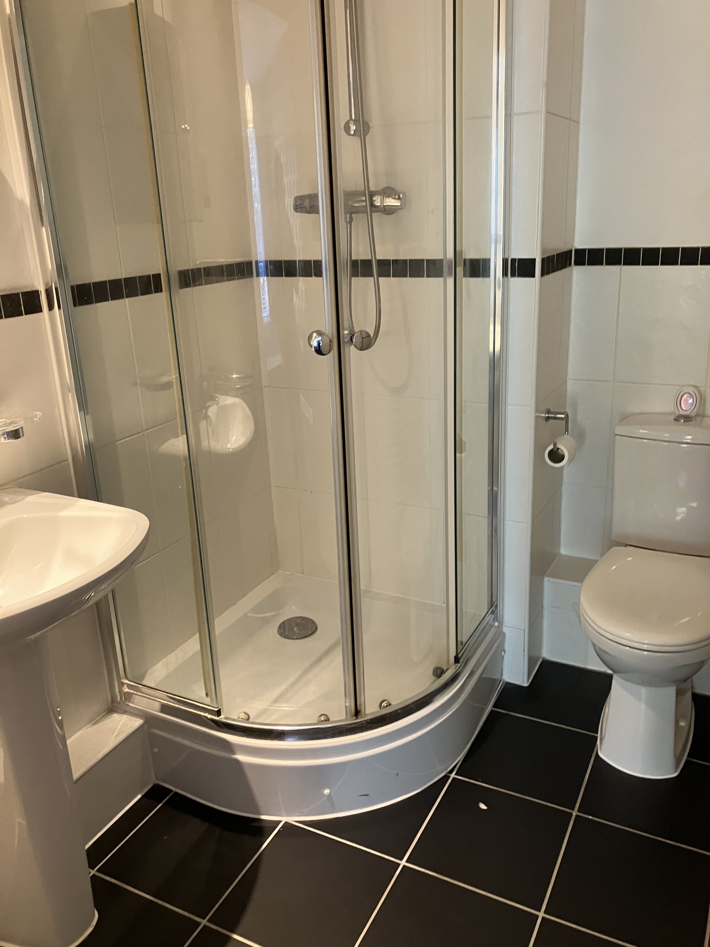 Flat Russett Court in Caterham Valley