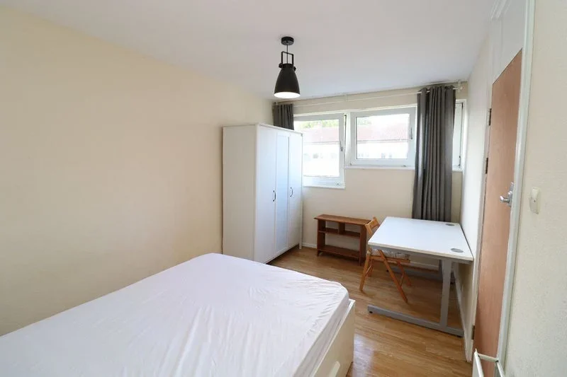 Room Pownall Road in Greater London