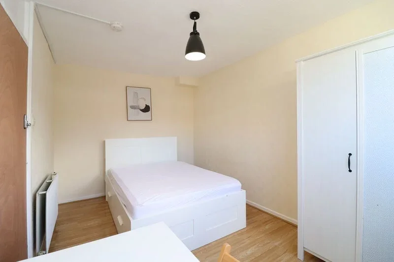 Room Pownall Road in Greater London