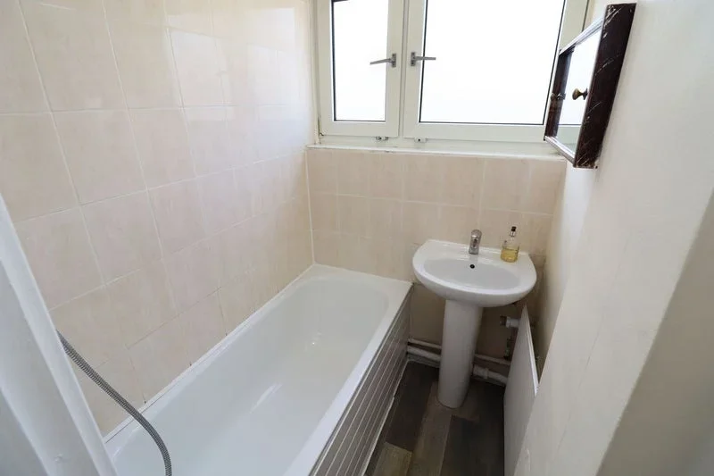 Room Pownall Road in Greater London