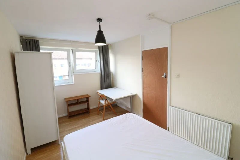 Room Pownall Road in Greater London