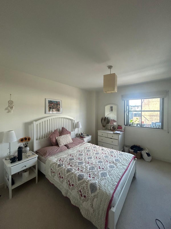 Room Commercial Road in Greater London