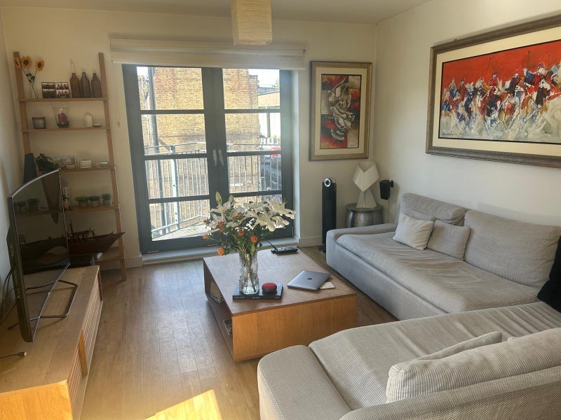 Room Commercial Road in Greater London