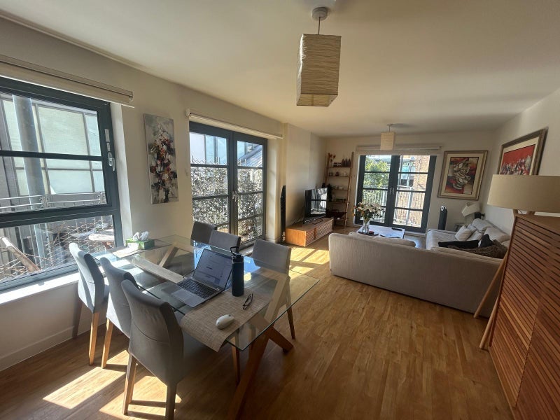 Room Commercial Road in Greater London