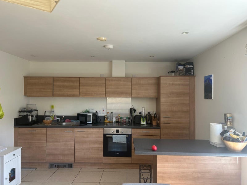 Room Commercial Road in Greater London