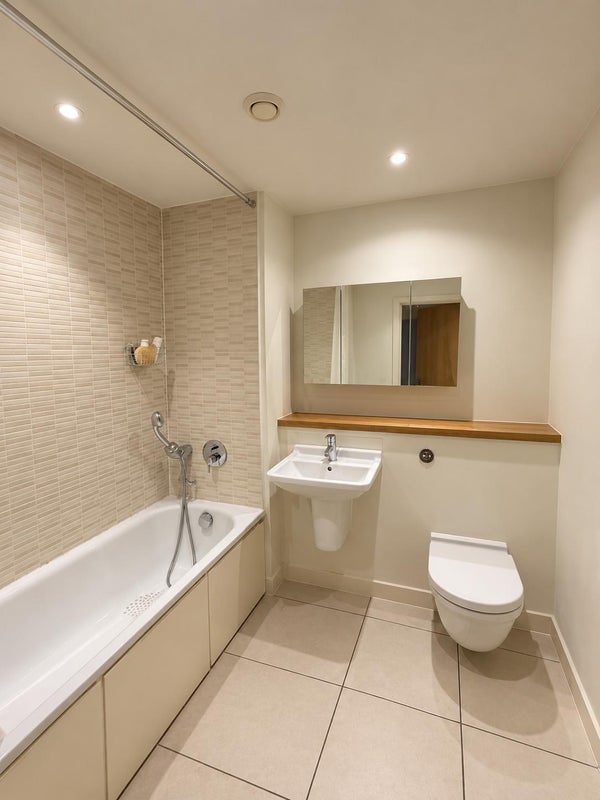 Room Commercial Road in Greater London