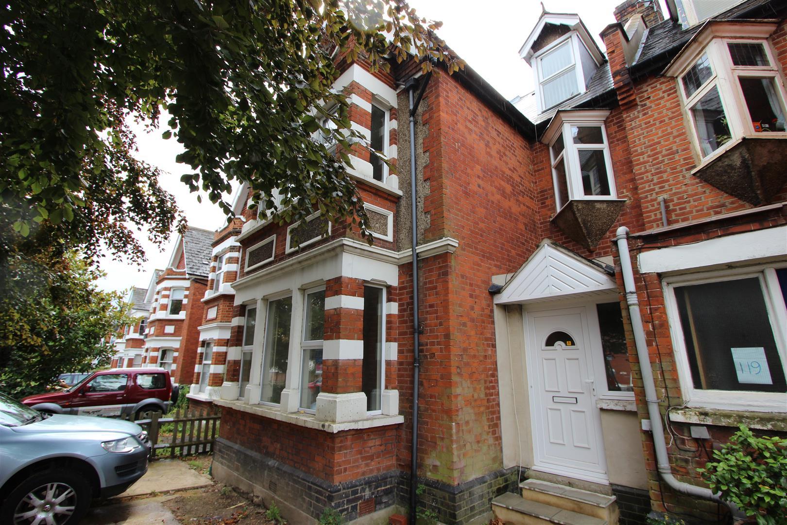 Room Twyford Avenue in Greater London