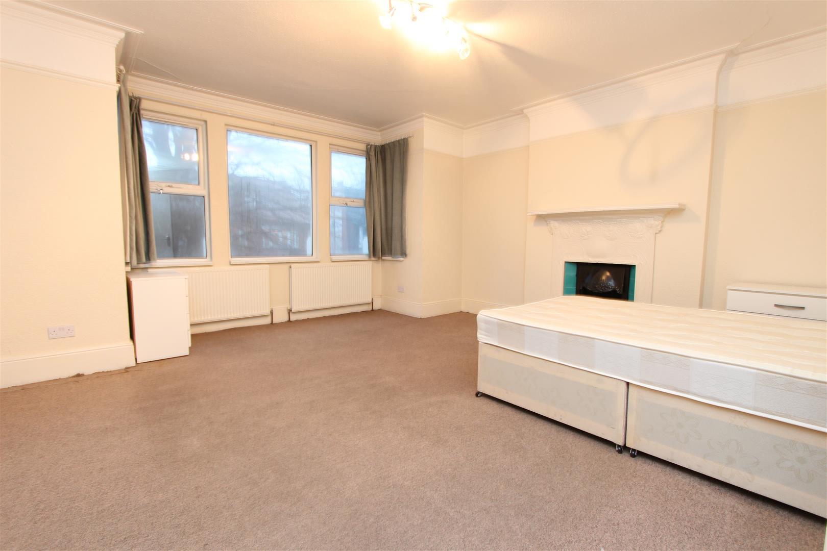 Room Twyford Avenue in Greater London