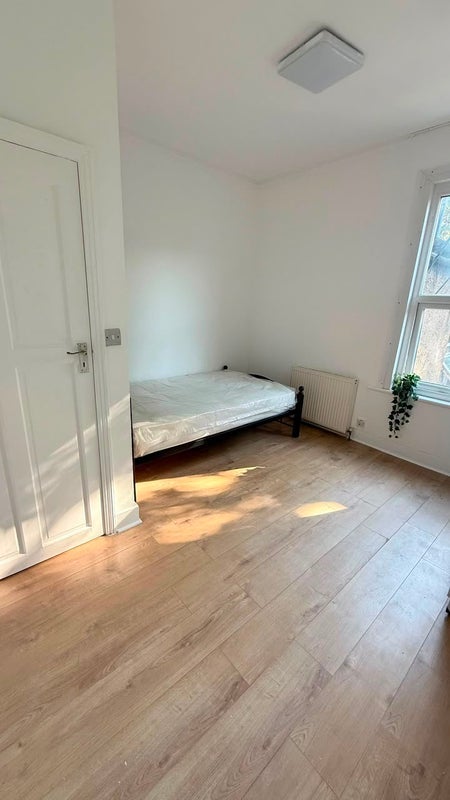 Room Trinity Road in Greater London