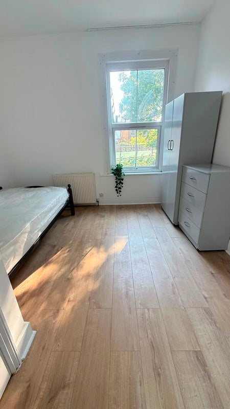 Room Trinity Road in Greater London