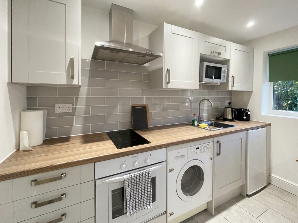 Flat Derwent Avenue in Greater London