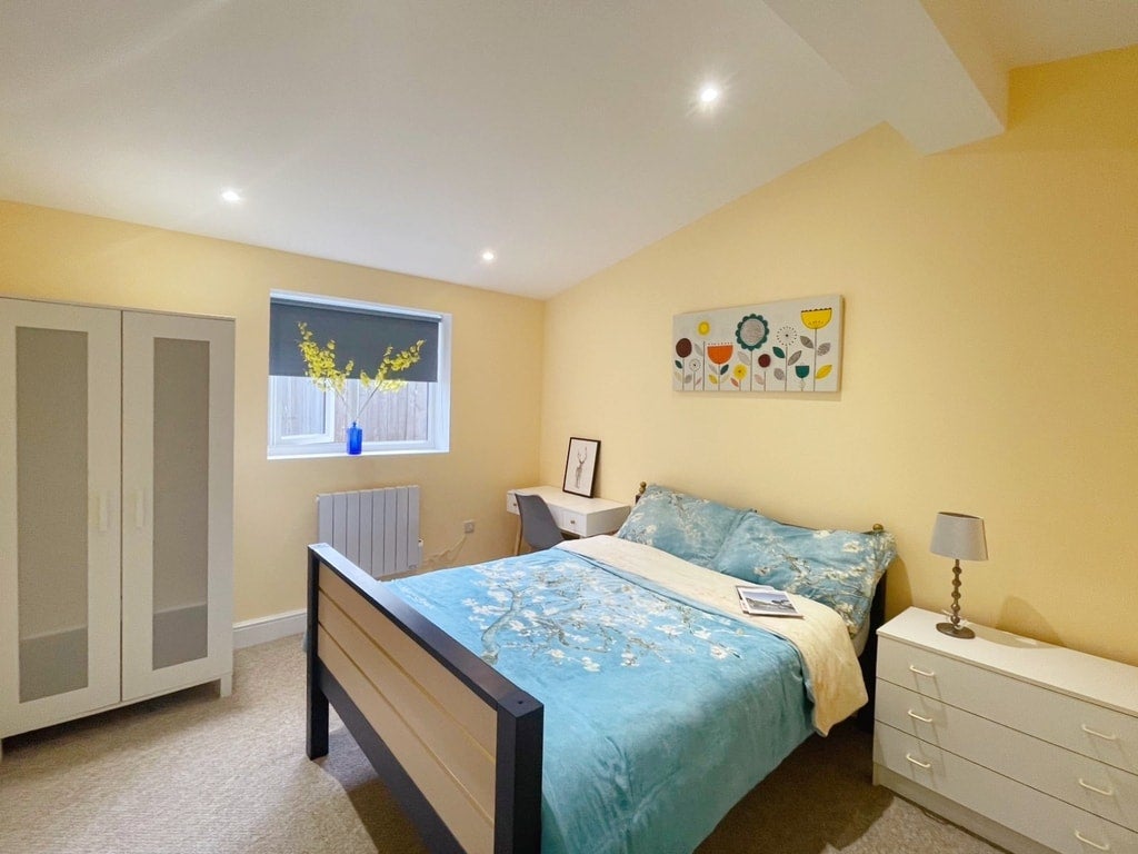 Flat Derwent Avenue in Greater London
