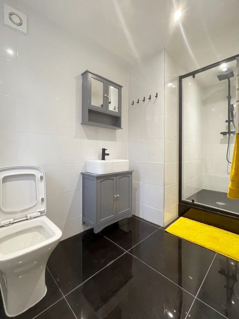 Flat Derwent Avenue in Greater London
