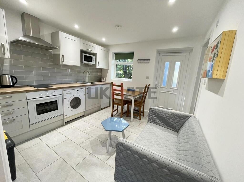 Flat Derwent Avenue in Greater London