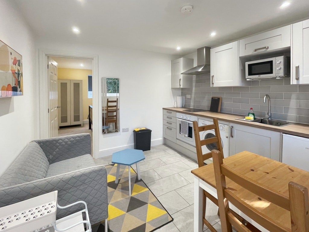 Flat Derwent Avenue in Greater London