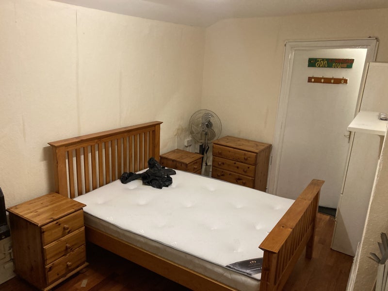 Room Acre Lane in Greater London